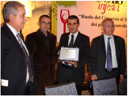 Rocco Mario Tumolo riceve il premio Nitrophoska Gold uve per vini di qualità